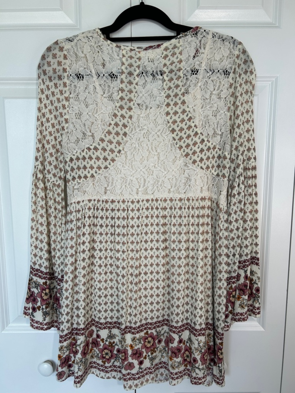 Taylor & Sage Cream Tunic with Dusty Rose Floral Border and Lace - Picture 5 of 6
